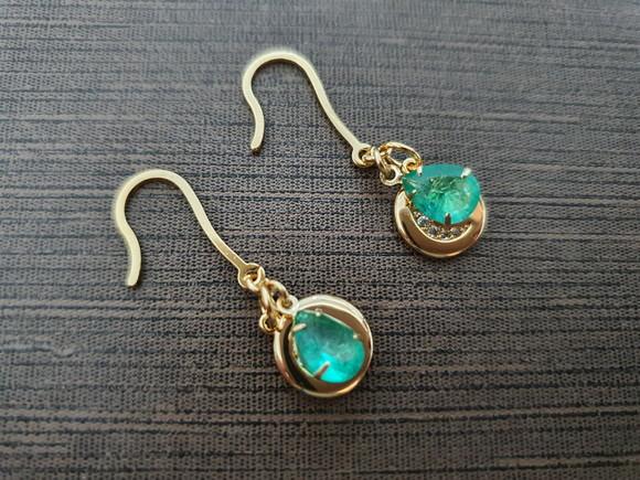 Brinco Gancho Com Cristal Verde Esmeralda