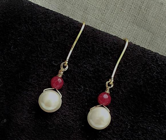 Brinco Gancho com Pérola e Pedra Natural Jade