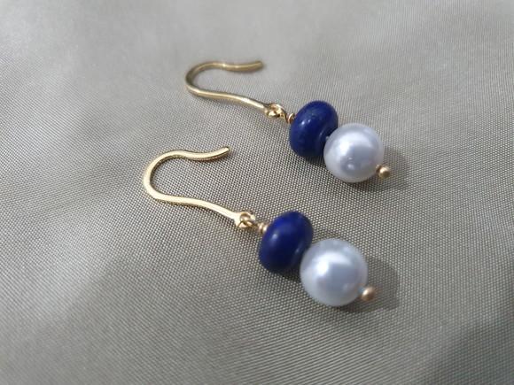 Brinco Gancho com Pedra Natural Lápis Lazuli e Pérola Shell