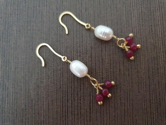Brinco Gancho com Pérola e Pedra Natural Jade Rubi