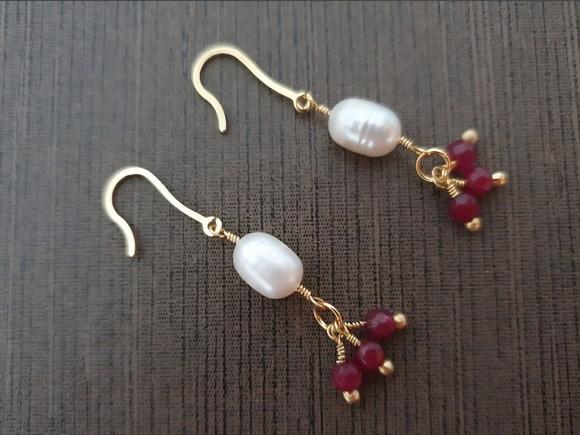 Brinco Gancho com Pérola e Pedra Natural Jade Rubi