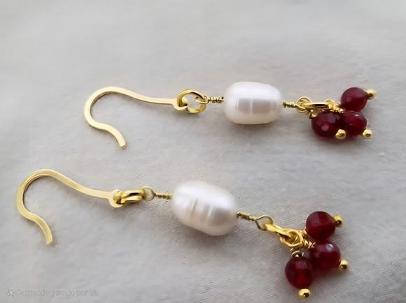 Brinco Gancho com Pérola e Pedra Natural Jade Rubi