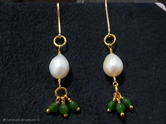 Brinco Gancho com Pérola e Pedra Natural Jade Verde