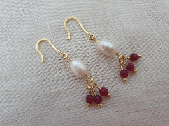Brinco Gancho com Pérola e Pedra Natural Jade Rubi