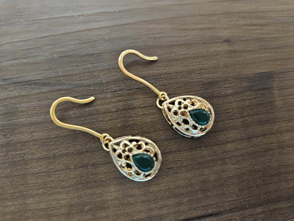 Brinco Gancho com Pingente de Cristal Esmeralda