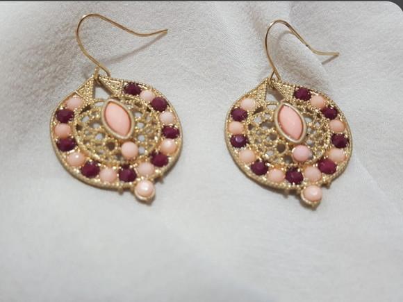 Brinco Gancho Dourado com Cristais Rosa e Vinho