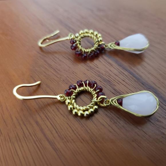 Brinco Gancho Dourado com Cristais Rubi e Rose de France