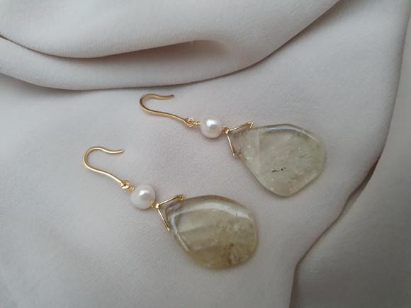 Brinco Gancho Dourado com Pedra Natural e Pérola