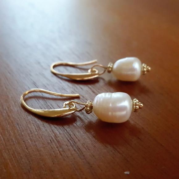 Brinco Gancho Dourado com Pérola Natural
