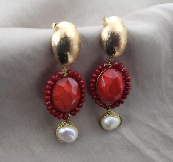 Brinco Pino Banhado com Cristais Vermelho e Pérola Natural