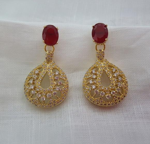 Brinco Pino Banhado com Cristal Rubilita e Pingente Dourado