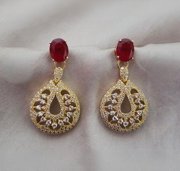 Brinco Pino Banhado com Cristal Rubilita e Pingente Dourado