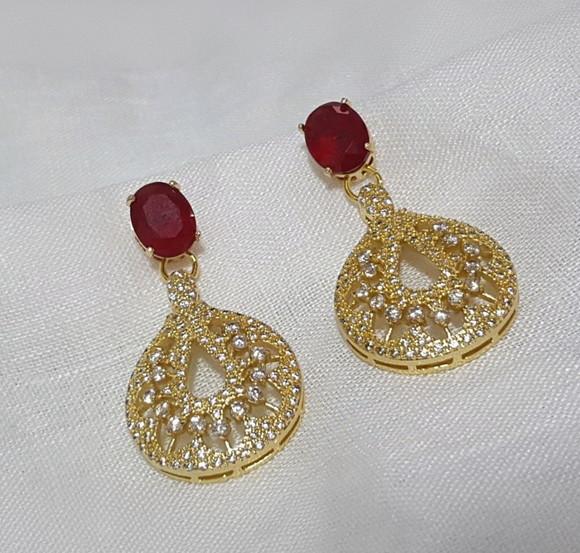 Brinco Pino Banhado com Cristal Rubilita e Pingente Dourado