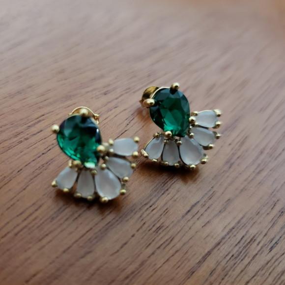 Brinco Pino Banhado com Cristal Verde e Opalina