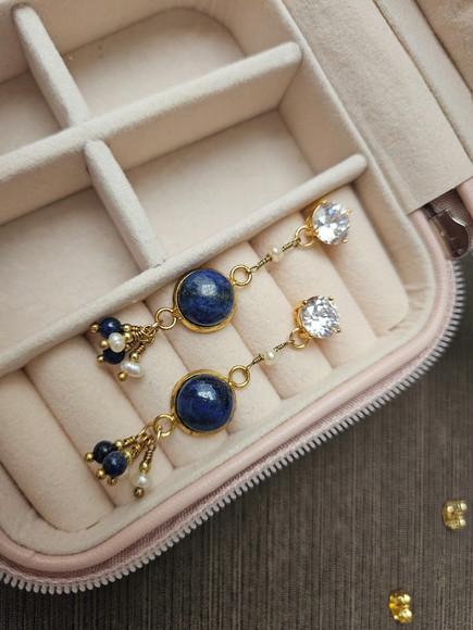 Brinco Pino Banhado com Pedra Natural Lápis Lazuli e Pérolas