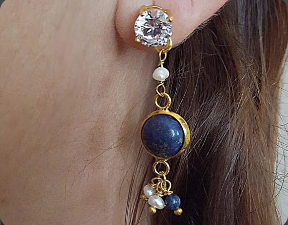 Brinco Pino Banhado com Pedra Natural Lápis Lazuli e Pérolas