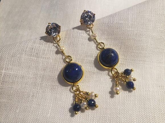 Brinco Pino Banhado com Pedra Natural Lápis Lazuli e Pérolas