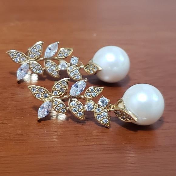 Brinco Pino Banhado de Mini Cristais e Pérola Shell