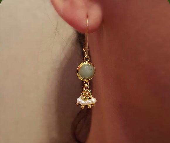 Brinco Pino Banhado de Pedra Natural Jade e Pérolas Naturais