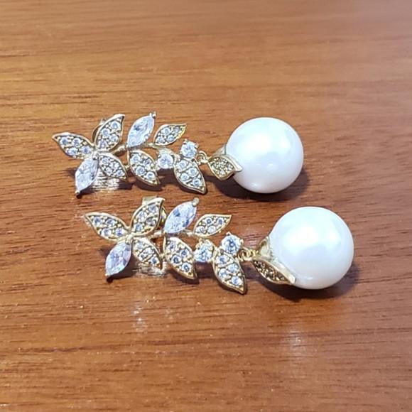 Brinco Pino Banhado de Mini Cristais e Pérola Shell