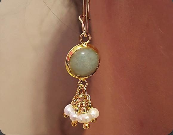 Brinco Pino Banhado de Pedra Natural Jade e Pérolas Naturais