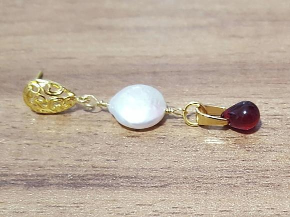 Brinco Pino Banhado de Pérola Natural e Cristal Rubi