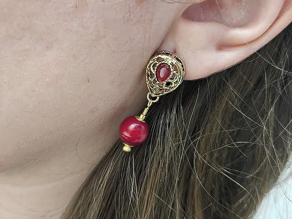 Brinco Pino com Pedra Natural Jade Rubi
