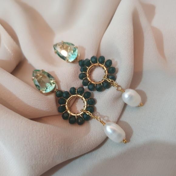 Brinco Pino com Pedras Verdes de Jade e Cristal e Pérola