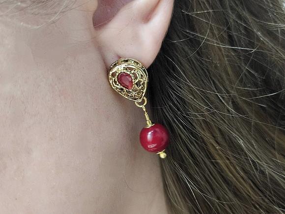 Brinco Pino com Pedra Natural Jade Rubi