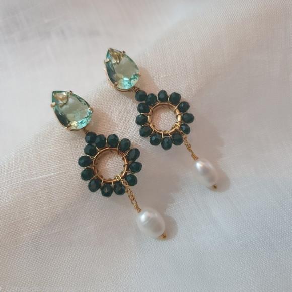Brinco Pino com Pedras Verdes de Jade e Cristal e Pérola