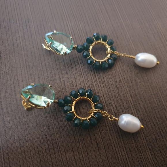 Brinco Pino com Pedras Verdes de Jade e Cristal e Pérola