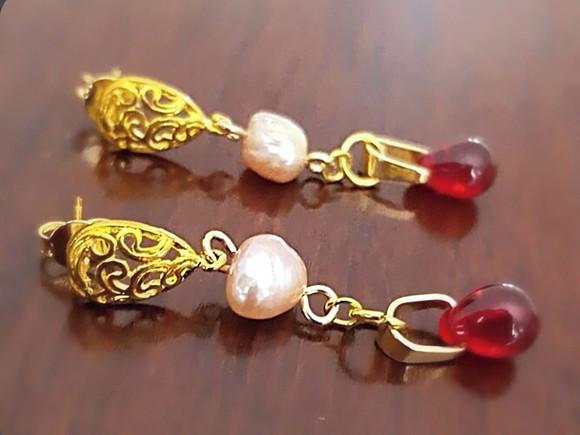 Brinco Pino com Pérola Barroca Rose e Gota de Cristal Rubi