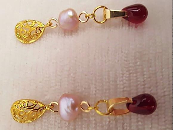 Brinco Pino com Pérola Barroca Rose e Gota de Cristal Rubi