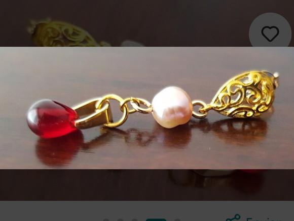 Brinco Pino com Pérola Barroca Rose e Gota de Cristal Rubi