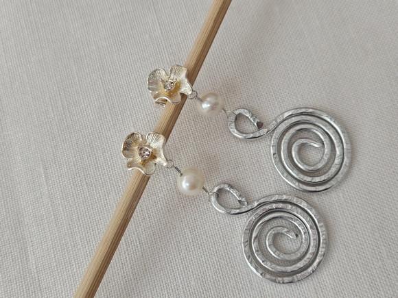 Brinco Pino de Prata com Zircônia e Pérola Off White