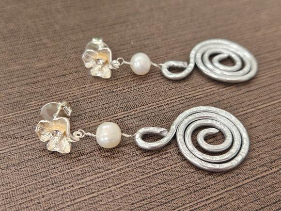 Brinco Pino de Prata com Zircônia e Pérola Off White