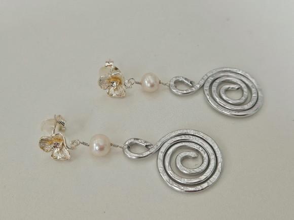 Brinco Pino de Prata com Zircônia e Pérola Off White
