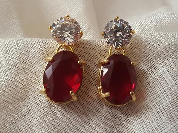 Brinco Pino Dourado de Zircônia e Cristal Rubi