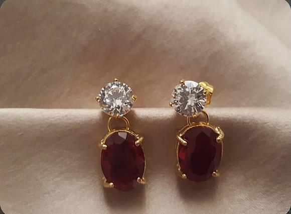 Brinco Pino Dourado de Zircônia e Cristal Rubi