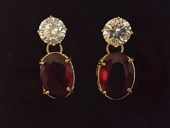 Brinco Pino Dourado de Zircônia e Cristal Rubi