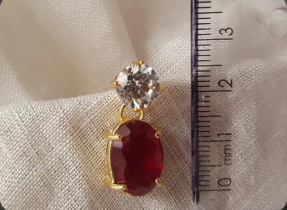 Brinco Pino Dourado de Zircônia e Cristal Rubi