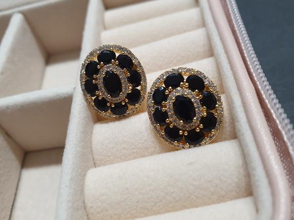 Brincos Pino Banhado com Cristal Preto e Mini Zircônias