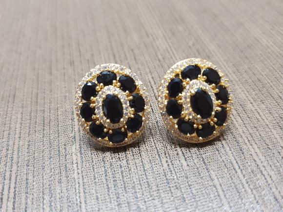 Brincos Pino Banhado com Cristal Preto e Mini Zircônias