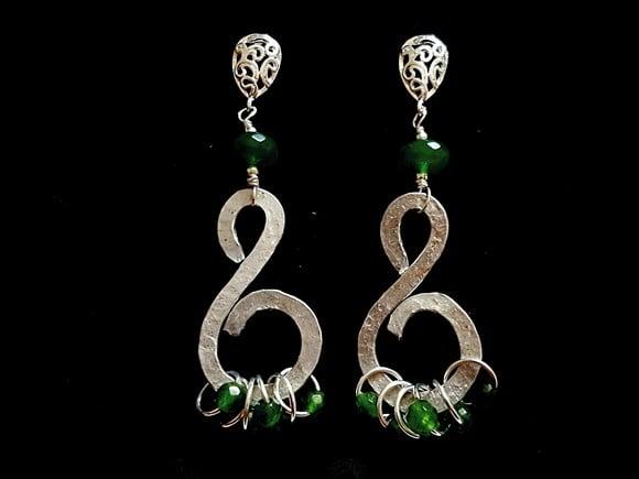 Brincos Pino de Prata e Pedras Naturais Jade Verde