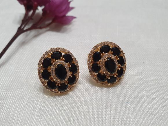 Brincos Pino Banhado com Cristal Preto e Mini Zircônias