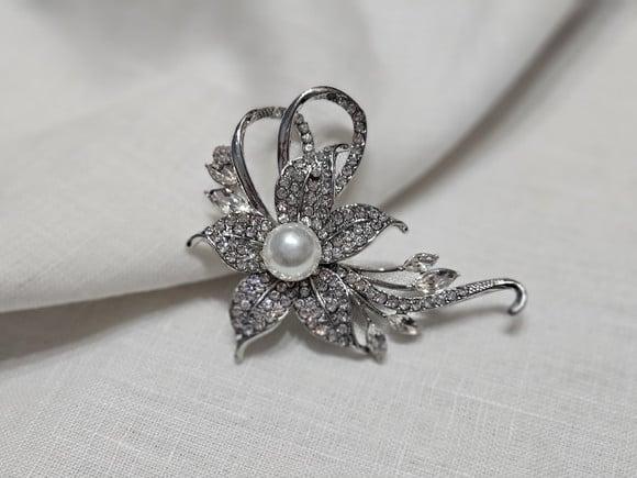 Broche Banhado a Prata com Micro Zircônias e Pérola
