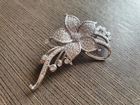 Broche Banhado a Prata com Micro Zircônias