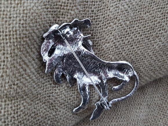 Broche Banhado a Prata com Strass