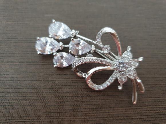 Broche Banhado a Prata com Zircônias