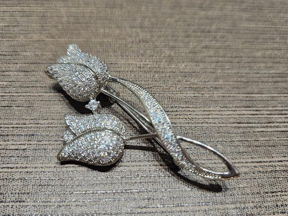 Broche Banhado a Prata com Zircônias